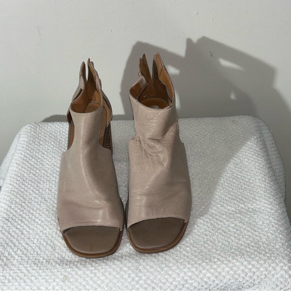 Lucky Brand Elegant Tan Women's Shoes - Picture 14 of 15